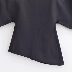 Haut noir à manches courtes pour femmes avec ourlet asymétrique et coupe épurée