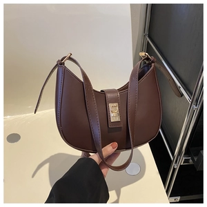 Détail du sac hobo en cuir marron avec un fermoir en métal doré élégant et moderne