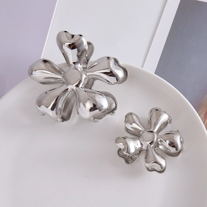 Polished silver metal flower hair claw clips in large and small sizes for women