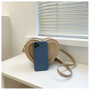 Vista dettagliata della borsa a tracolla beige a cuore con smartphone di riferimento
