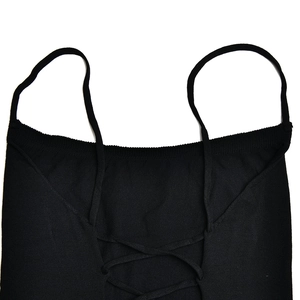 Détail de la robe noire en tricot avec fines bretelles et laçage croisé dans le dos