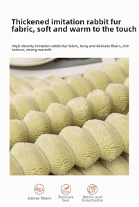 Dettaglio macro di una coperta spessa verde chiaro in finta pelliccia con trama a strisce