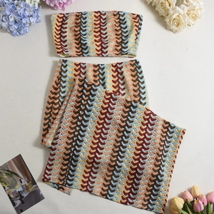 Vue détaillée de l'ensemble en maille avec motifs ondulés colorés sur le tissu