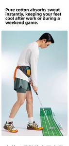 Dettaglio ravvicinato di scarpe sportive traspiranti per il golf all'aperto e il tempo libero