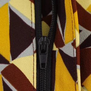 Dettaglio ravvicinato della cerniera e del tessuto geometrico su un set moda a due pezzi