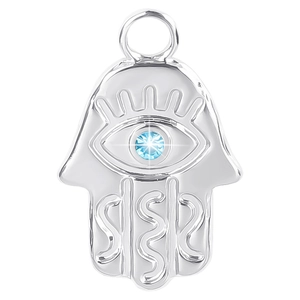 Détail macro du pendentif Main de Hamsa avec pierre œil bleu et finition argent polie