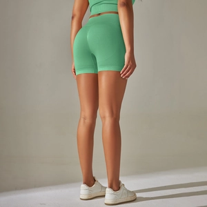 Dettaglio posteriore degli shorts da yoga senza cuciture verde menta con effetto push-up