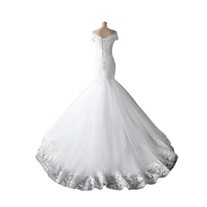 Robe de mariée sirène aux épaules dénudées avec dentelle, longue traîne et lacets au dos