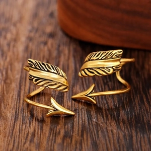 Detailaufnahme der Feder-Pfeil-Ear-Cuffs im Vintage-Bronze-Finish aus Metall