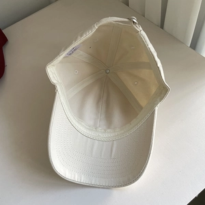 Vue intérieure de la casquette beige en coton avec broderie B et bandeau de sudation