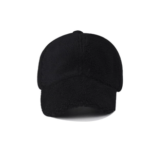 Dettaglio del cappellino da baseball in lana d'agnello nera con spessa texture peluche e visiera curva
