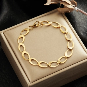 Minimalist 18K gold-plated stainless steel oval link necklace with secure lobster clasp