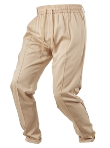 Dettaglio dei pantaloni casual kaki da uomo con coulisse in vita e piega frontale