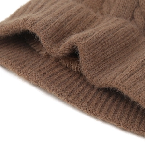 Detail von braunem Rippstrickstoff mit weichem Plüschfutter für kaltes Wetter