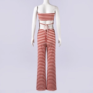 Détail d'un ensemble en crochet à rayures rouges et blanches avec haut lacé et pantalon large