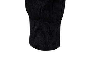 Macro dei polsini in maglia a coste nere con finitura elastica per cardigan da uomo