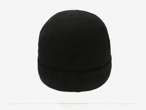 Dettaglio del retro di un berretto in maglia nera minimalista caldo e spesso invernale
