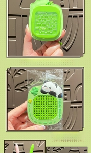 Dettaglio del portachiavi giocattolo labirinto magnetico panda in finitura verde chiaro