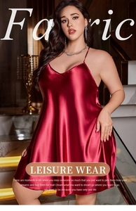 Dettaglio della camicia da notte in raso di seta rosso scuro con trama lucida e morbida