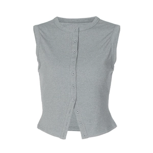 Détail du cardigan sans manches en maille grise côtelée avec col rond et boutons