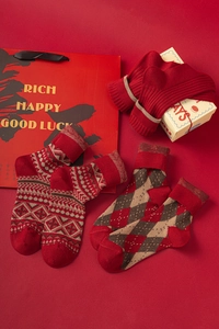 Détails de chaussettes épaisses en laine rouge avec motifs géométriques et Fair Isle