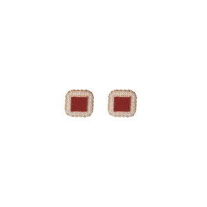 Boucles d'oreilles carrées vintage dorées avec perles et émail rouge sur fond blanc