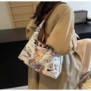Détail du grand sac cabas blanc avec illustrations d'ours et imprimés style graffiti