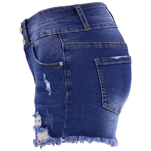 Détail de short en jean à taille haute avec déchirures et ourlets à franges effilés