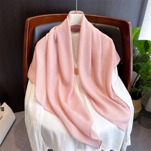 Sciarpa vintage rosa in cotone e lino drappeggiata su una camicia bianca in interno