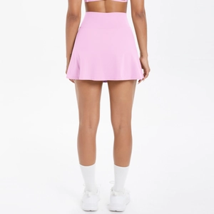 Gonna pantalone sportiva rosa a vita alta, vista posteriore del tessuto traspirante