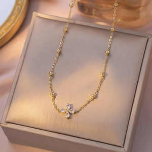 18k vergulde titanium stalen ketting met een schitterende hartvormige klaver hanger