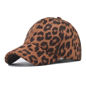 Dettaglio ravvicinato di un cappello da baseball in cotone con stampa leopardata e texture