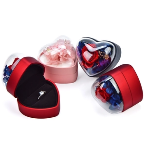 Λεπτομέρεια θήκης κοσμημάτων καρδιά με παντοτινά τριαντάφυλλα και ακρυλικό καπάκι