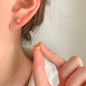 Délicates boucles d'oreilles fleurs dorées avec cristaux et fermoir à vis