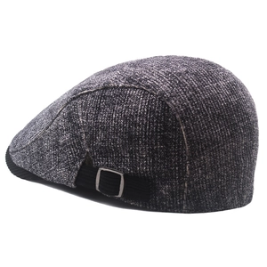 Vue détaillée de la casquette gavroche tie-dye grise avec boucle métallique réglable au dos
