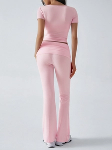 Vue arrière d'un ensemble 2 pièces Y2K rose pour femme avec haut et pantalon évasé