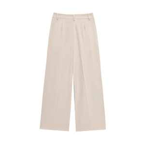 Détail du pantalon large taille haute beige clair en tissu de costume fluide
