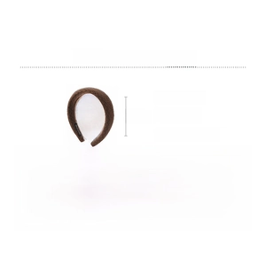 Dettaglio del cerchietto in velluto marrone caffè con trama del tessuto e misure 16x13,5cm