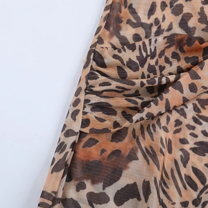 Détail du tissu en maille léopard montrant le drapé et les textures de fronces
