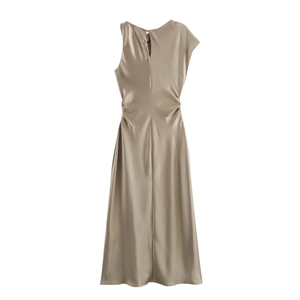 Robe longue en satin champagne sans manches avec détails plissés à la taille