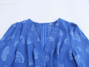 Détail d'une robe bleue à col en V avec texture jacquard paisley et étiquette S