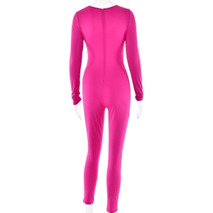 Détail du dos d'une combinaison fuchsia à manches longues avec zip invisible