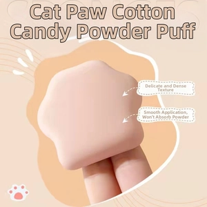 Dettaglio della spugnetta trucco Rubycell a zampa di gatto con morbida texture marshmallow