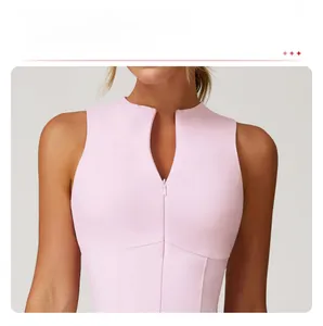 Détail du col montant avec demi-zip sur une robe de sport rose sans manches