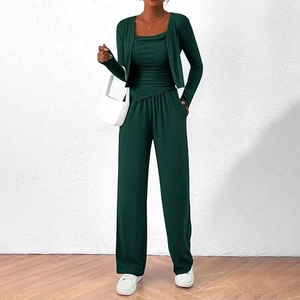 Détail d'un ensemble trois pièces vert foncé avec cardigan, caraco et pantalon large fluide