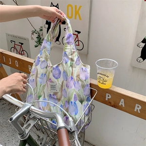 Borsa tote floreale con stampa di tulipani viola ed etichetta tessuta di marca