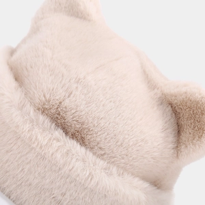 Détail macro de la texture en fausse fourrure de vison d'un bonnet d'hiver beige