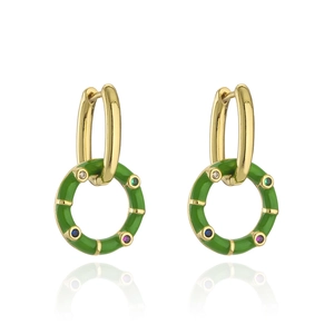 Primer plano de pendientes de bambú bañados en oro con esmalte verde y circonitas de color