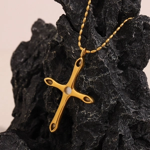 Pendentif croix plaqué or 18 carats avec zircon vert sur une chaîne à billes