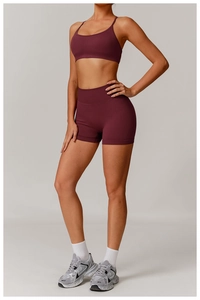 Détail de l'ensemble short de yoga sans couture bordeaux et brassière pour fitness